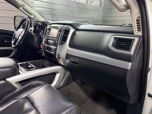 Used 2018 Nissan Titan PRO-4X w/ Pro-4x Convenience Package image 15