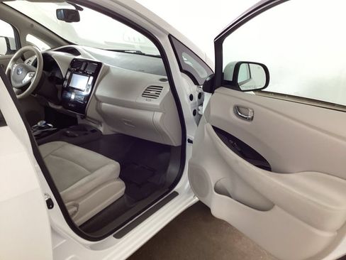 Used 2015 Nissan Leaf SV FWD image 18