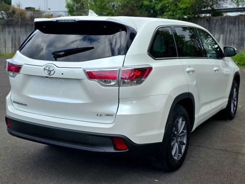 Used 2016 Toyota Highlander LE AWD/4WD image 11