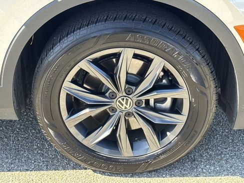 Used 2023 Volkswagen Tiguan SE w/ Panoramic Sunroof Package image 30