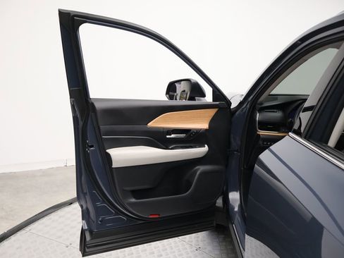 Certified 2025 Toyota Grand Highlander Limited image 16