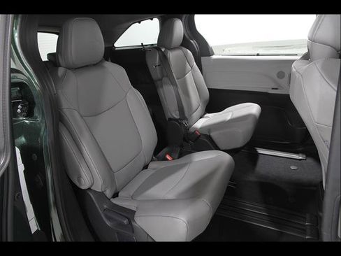 Used 2026 Toyota Sienna XLE FWD image 18