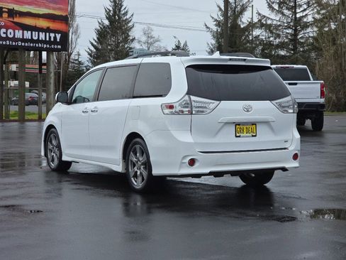 Used 2018 Toyota Sienna SE image 4