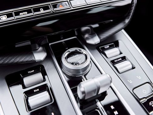 Used 2025 Aston Martin Vanquish RWD image 67