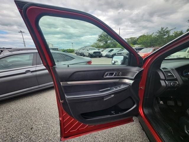 Used 2019 Ford Explorer XLT w/ Equipment Group 202A AWD/4WD image 9