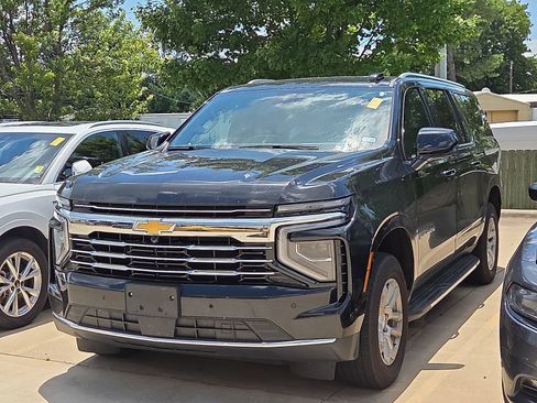 Used 2025 Chevrolet Suburban LT RWD image 2