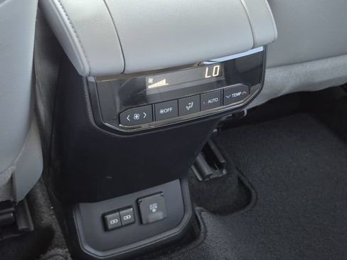 Used 2026 Toyota Highlander Limited AWD/4WD image 16