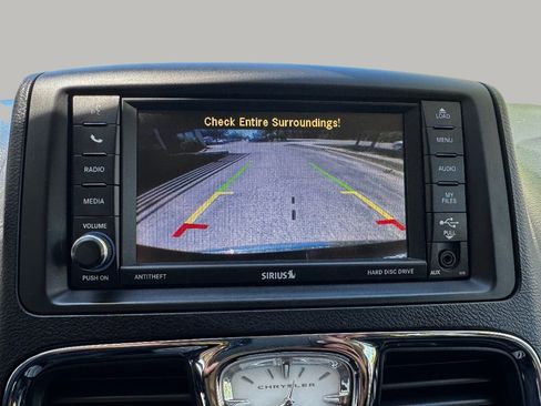 Used 2013 Chrysler Town & Country Touring FWD image 29