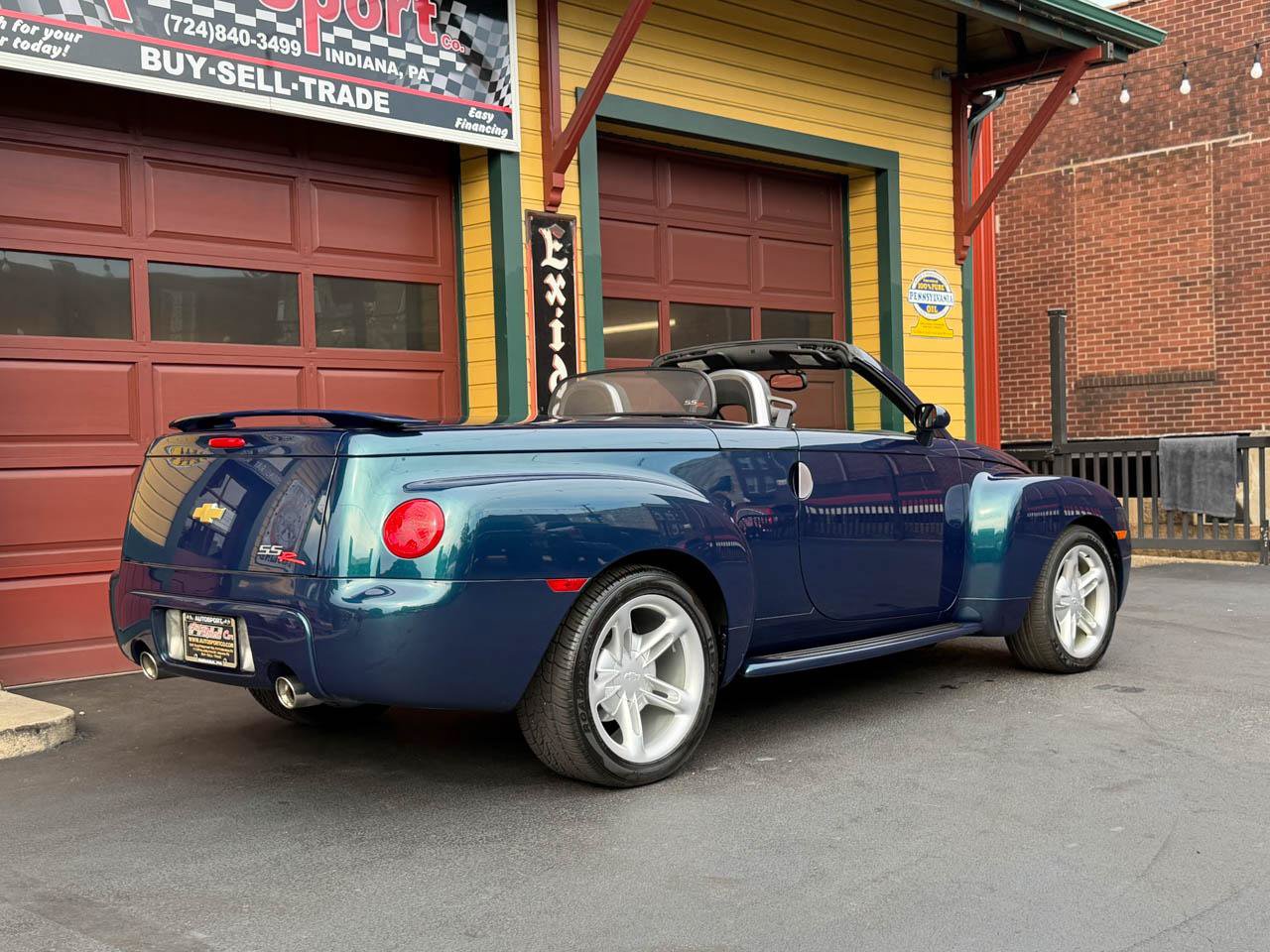 Used 2005 Chevrolet SSR w/ Preferred Equipment Group RWD image 11