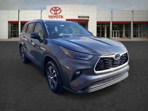 Certified 2025 Toyota Highlander XLE image 3