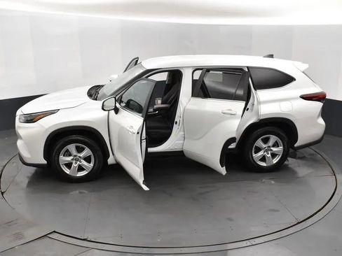 Used 2023 Toyota Highlander LE FWD image 5
