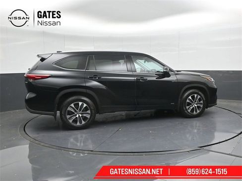 Used 2022 Toyota Highlander XLE image 3
