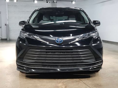Used 2025 Toyota Sienna LE FWD image 2