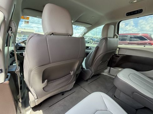 Used 2019 Chrysler Pacifica Touring-L FWD image 16