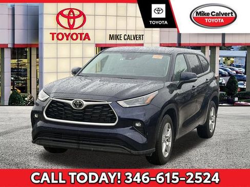 Used 2025 Toyota Highlander LE FWD image 1