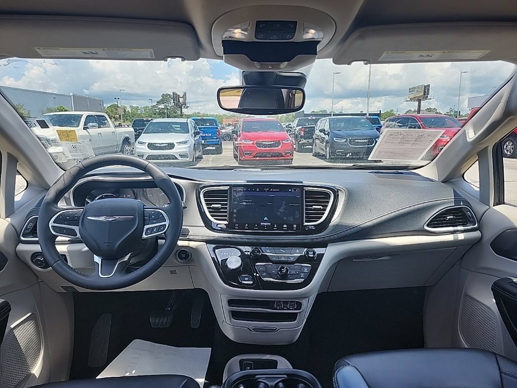 Used 2024 Chrysler Pacifica Limited FWD image 3