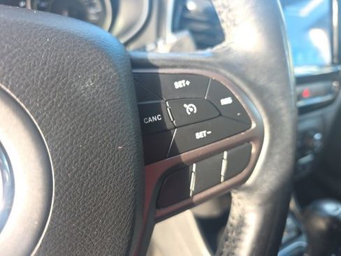 Used 2020 Jeep Cherokee Limited image 17