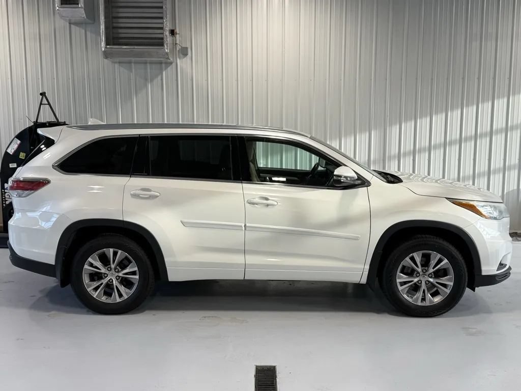 Used 2015 Toyota Highlander XLE AWD/4WD image 2