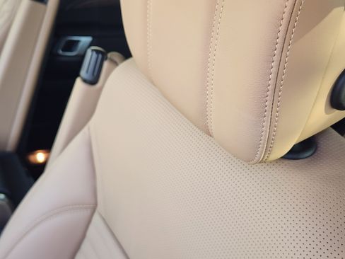 Used 2024 Land Rover Discovery Dynamic SE image 15