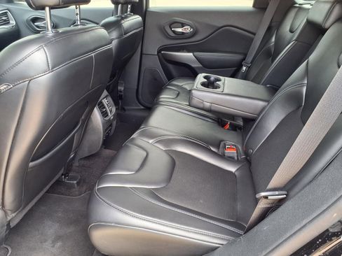 Used 2019 Jeep Cherokee Latitude Plus FWD image 11