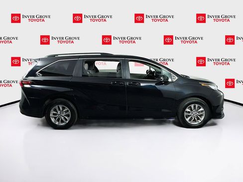 Used 2022 Toyota Sienna LE AWD/4WD image 4