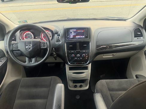 Used 2018 Dodge Grand Caravan SE w/ UConnect Hands-Free Group image 25