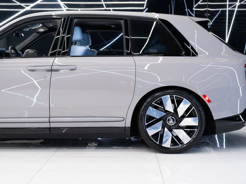 Used 2025 Rolls-Royce Cullinan AWD/4WD image 9