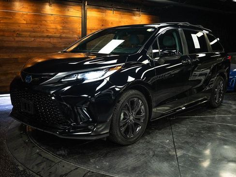 Used 2024 Toyota Sienna XSE w/ XSE Plus Package FWD image 2