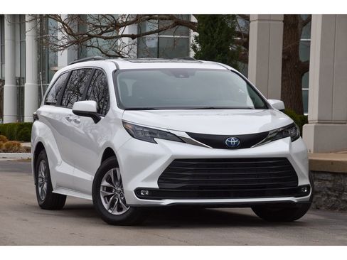 Used 2025 Toyota Sienna XLE w/ XLE Plus Package image 1