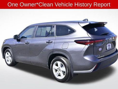 Used 2024 Toyota Highlander LE image 3