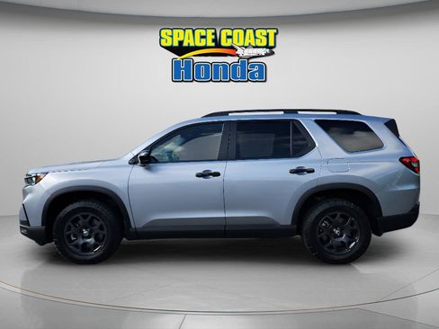 Certified 2025 Honda Pilot TrailSport image 4