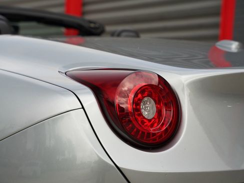 Used 2016 Ferrari California T RWD image 9