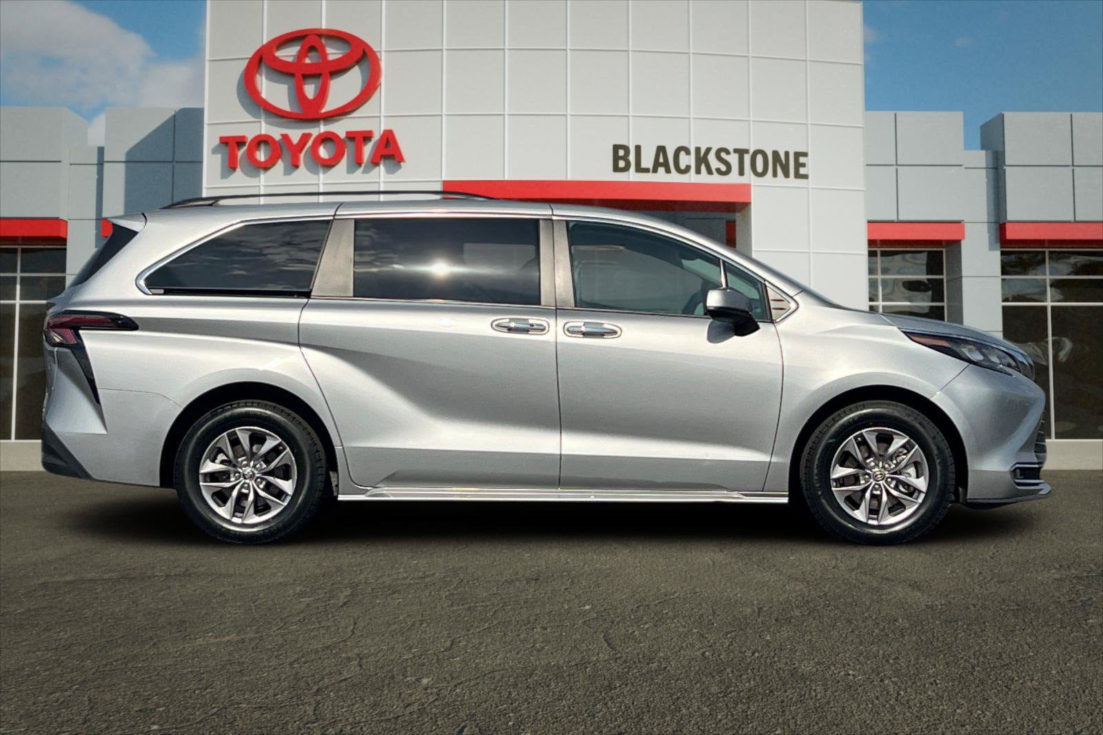 Used 2024 Toyota Sienna XLE FWD image 2