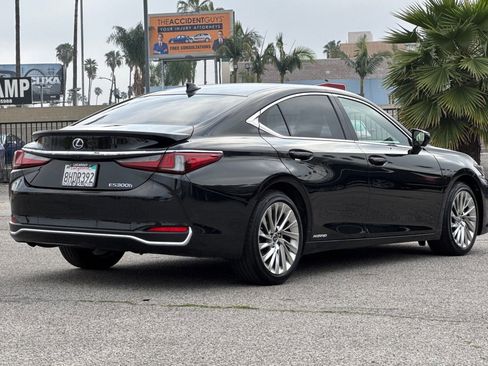 Used 2019 Lexus ES 300h w/ Accessory Package 2 image 4