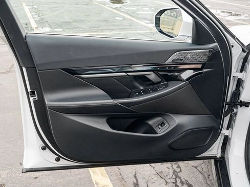 Used 2025 BMW i5 xDrive40 w/ Premium Package image 9