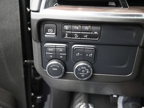 Used 2025 Chevrolet Suburban Z71 AWD/4WD image 18