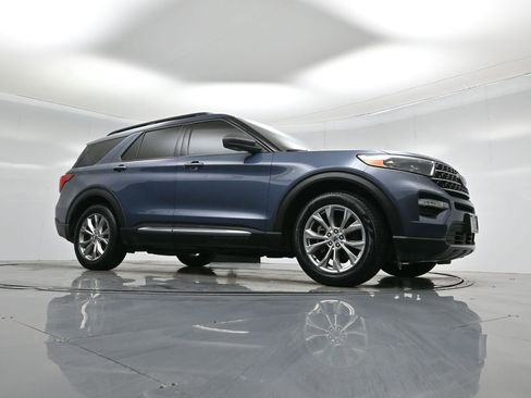 Used 2021 Ford Explorer XLT w/ Equipment Group 202A image 4