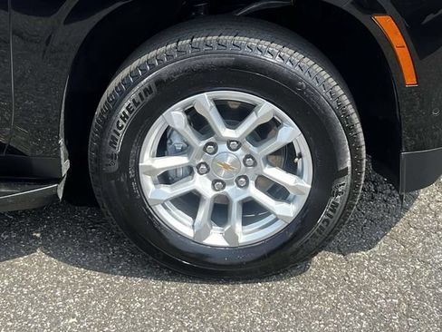 Used 2026 Chevrolet Suburban LT w/ Comfort Package AWD/4WD image 7