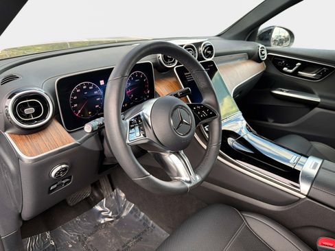 Used 2025 Mercedes-Benz GLC 300 4MATIC image 40