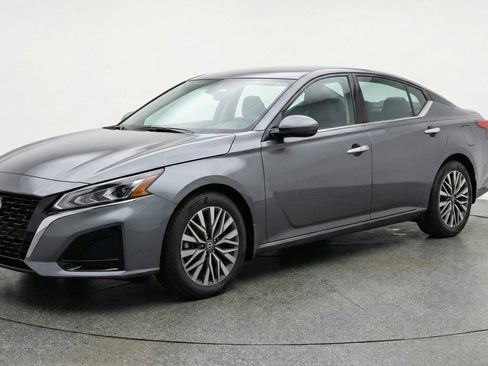 Used 2025 Nissan Altima 2.5 SV image 3