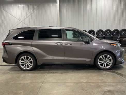 Used 2021 Toyota Sienna Platinum image 2