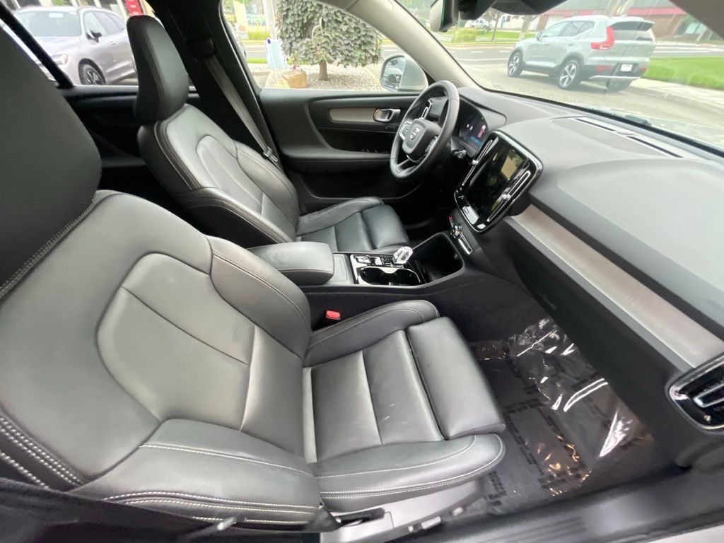 Used 2025 Volvo XC40 B5 Plus AWD/4WD image 16
