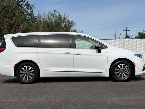 Used 2023 Chrysler Pacifica Limited FWD image 3