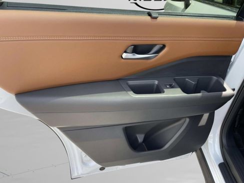 New 2026 Nissan Pathfinder Platinum FWD image 14