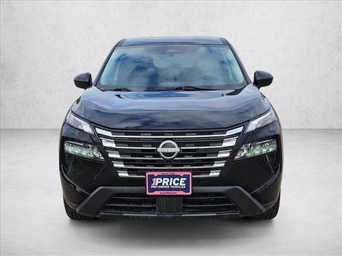 Used 2024 Nissan Rogue SV image 2