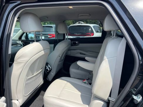 Used 2022 Kia Sorento S FWD image 2