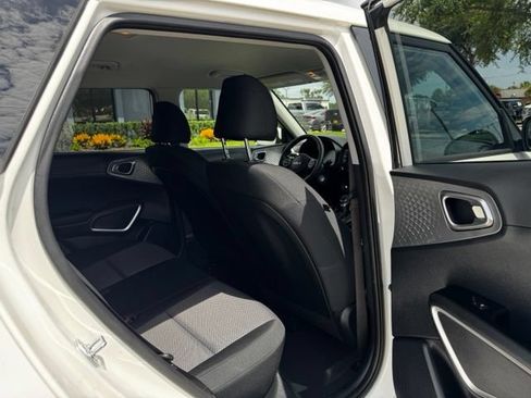 Used 2025 Kia Soul LX w/ LX Technology Package FWD image 14