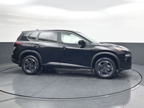Certified 2026 Nissan Rogue SV FWD image 4