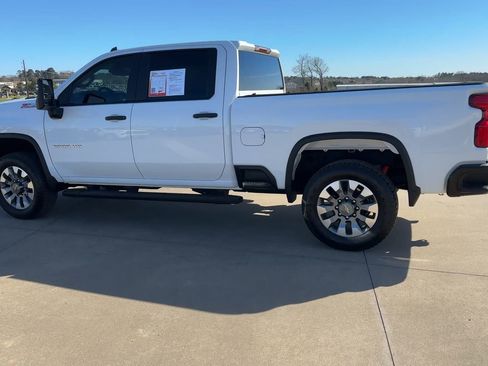 Used 2024 Chevrolet Silverado 2500 Custom w/ Custom Value Package image 5