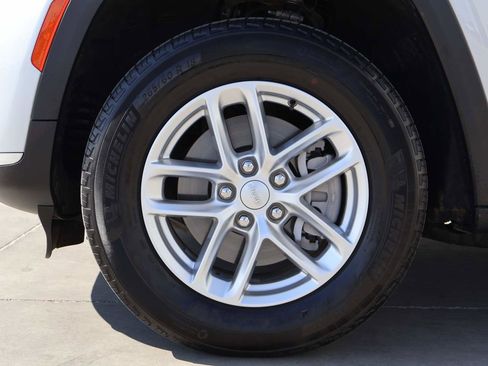 Used 2024 Jeep Grand Cherokee L Laredo RWD image 6